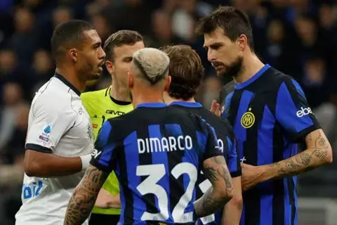 تقارير: التحقيق مع أتشيربي في واقعة خوان جيسوس.. وعقوبة قوية تنتظره